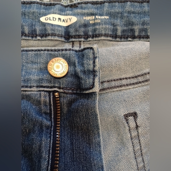 An Old Navy Women's Super Skinny Mid Rise Denim Jeans - Blue - Picture 6 of 6